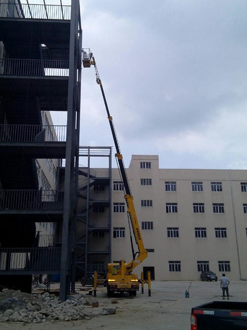 高空作業(yè)車作業(yè)現(xiàn)場(chǎng)