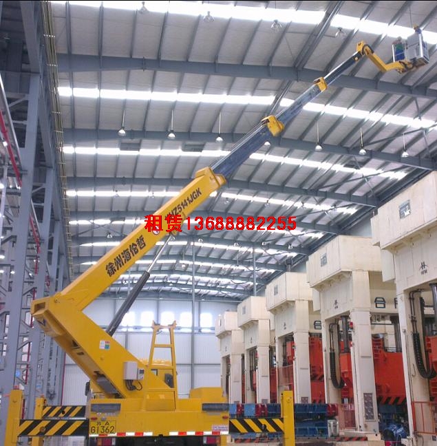 鋼結(jié)構(gòu)廠房高空作業(yè)現(xiàn)場(chǎng)