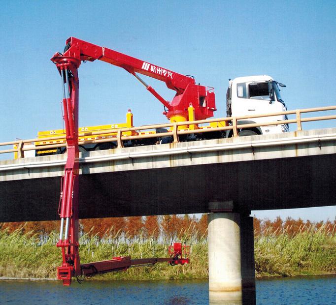 折臂式橋梁檢測車出租案例