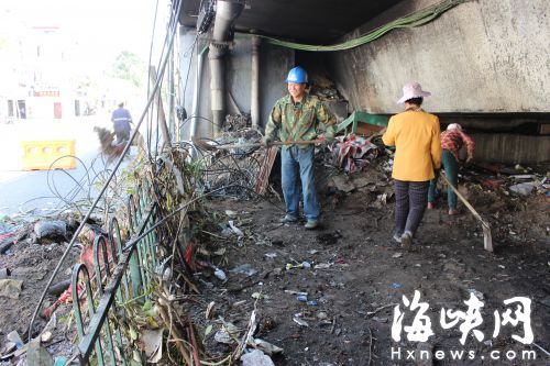 　　工人們正在清理垃圾，今后橋下將進行綠化